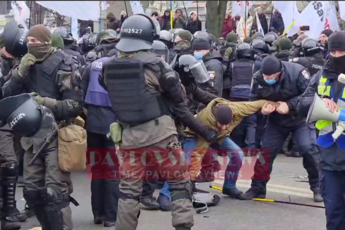 Під Радою йдуть бійки між активістами та поліцейськими (відео)