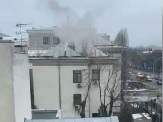 З посольства Росії у Києві йде дим: що відомо (відео) 