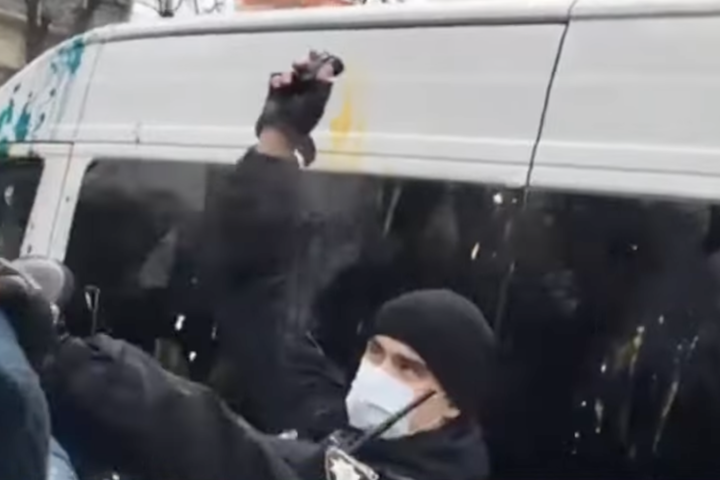 Під Радою мітингувальники закидали поліцейських яйцями (відео) 