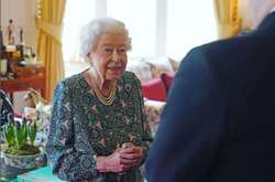 Королева Елизавета призналась в болезни: Не могу двигаться (видео)