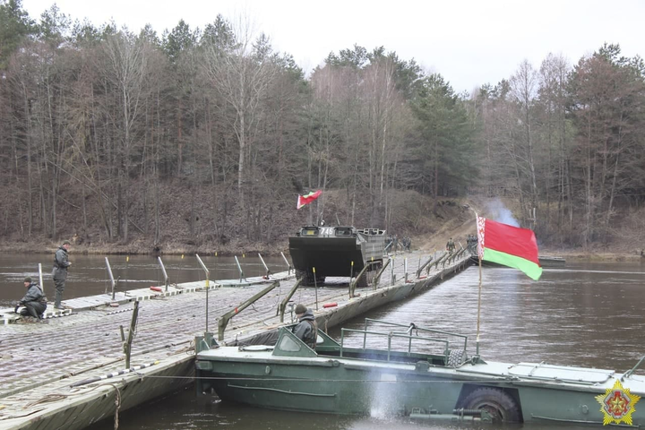 В Беларуси в 6 км от Украины появился понтонный мост (фото)