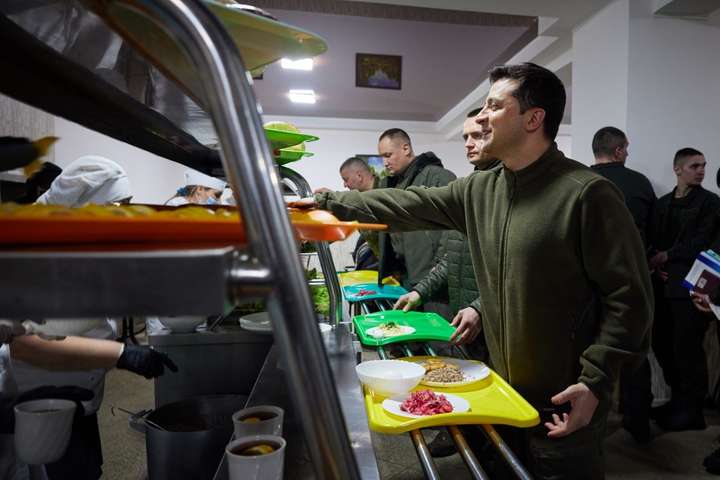 Зеленський приїхав на «передок» та пообідав із військовими (фото)