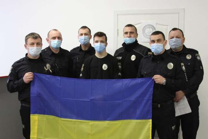 Вінницькі поліцейські стали донорами крові для постраждалих в автопригодах (фото)