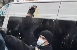 Под Радой митингующие забросали полицейских яйцами (видео)