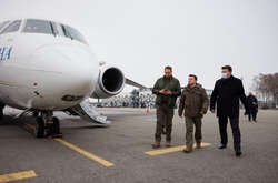 Президент оглянув військову техніку на передовій