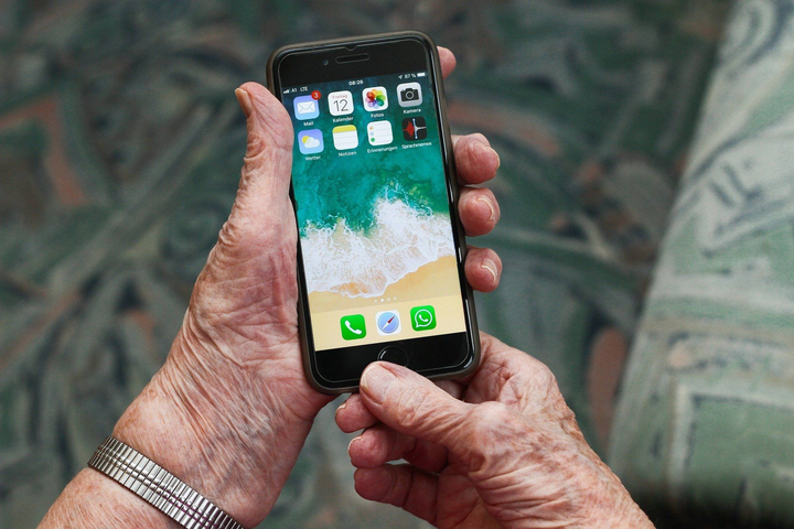«еСмартфоны» для людей старше 60 лет привяжут к конкретным абонентам