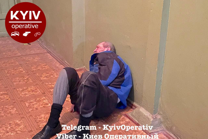 У Києві чоловік кидався на поліцію з ножем та розпалив у квартирі багаття (фото)