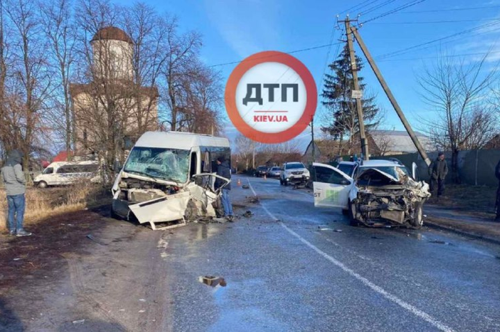 На Київщині сталася серйозна ДТП із маршруткою: постраждали вісім людей 