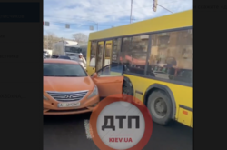 У центрі Києва таксист врізався в автобус: з'явився затор (відео) 