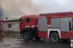 На місці працюють декілька пожежних машин