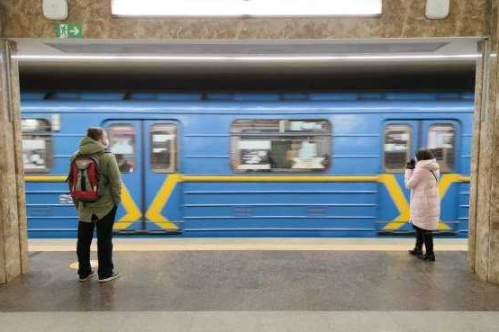 У Київському метро чоловік хотів застрелити людину 