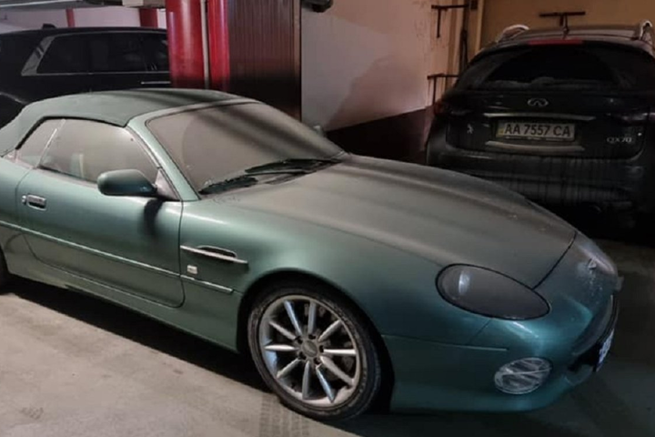 У Києві на парковці знайшли покинутий суперкар Aston Martin (фото)