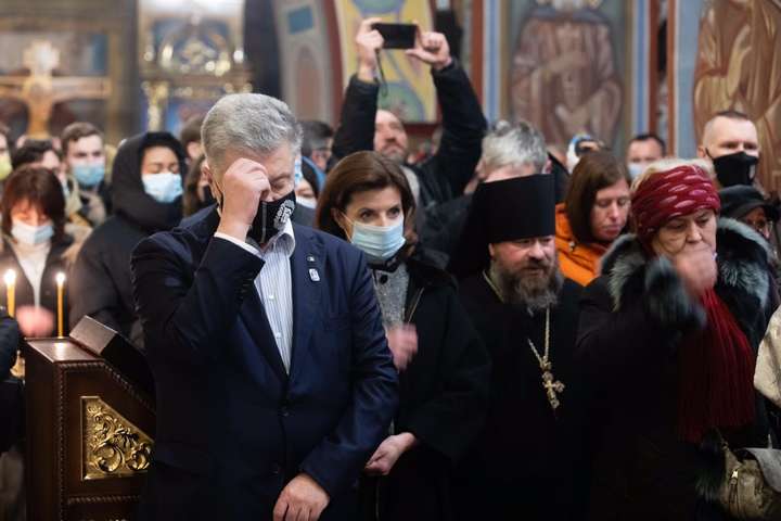 Порошенко помолився за Героїв Небесної Сотні разом із родинами загиблих на Майдані (фото)