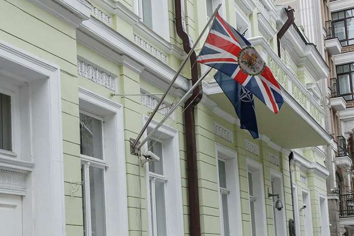 На тлі загрози вторгнення Британія переводить посольство з Києва до Львова