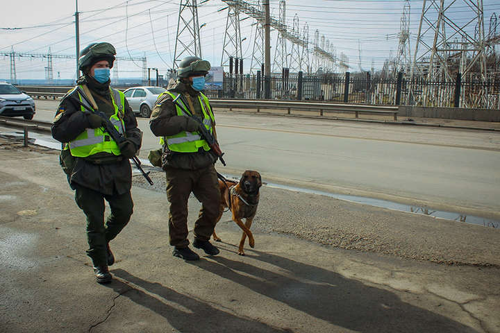 Нацгвардія та поліція взяли під посилену охорону Дніпровську ГЕС (фото)