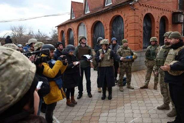 Журналісти та нардепи потрапили під обстріл бойовиків на Донбасі