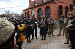 Журналісти та нардепи потрапили під обстріл бойовиків на Донбасі