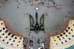 Одеські курсанти влаштували яскравий флешмоб з нагоди Дня Державного Герба (фото)