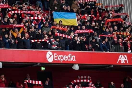 Вболівальники «Ліверпуля» на матчі АПЛ розгорнули прапор України (фото)