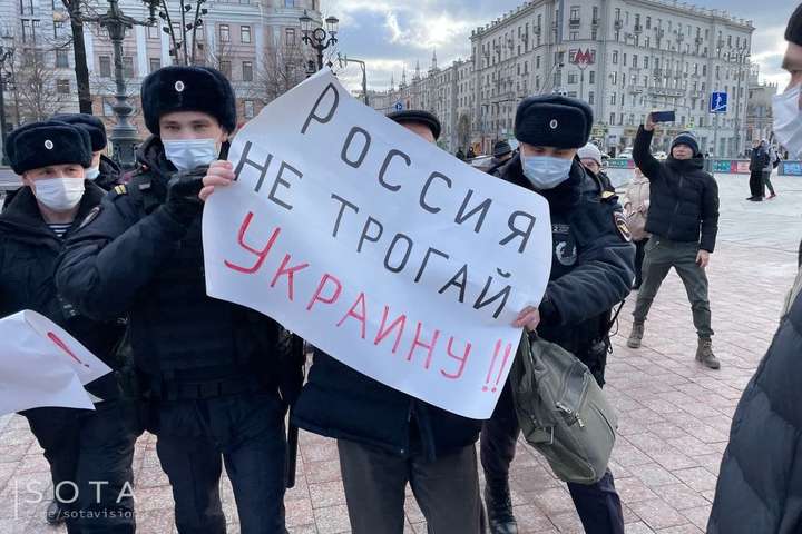 У Москві затримали пікетувальників проти війни в Україні (фото, відео)