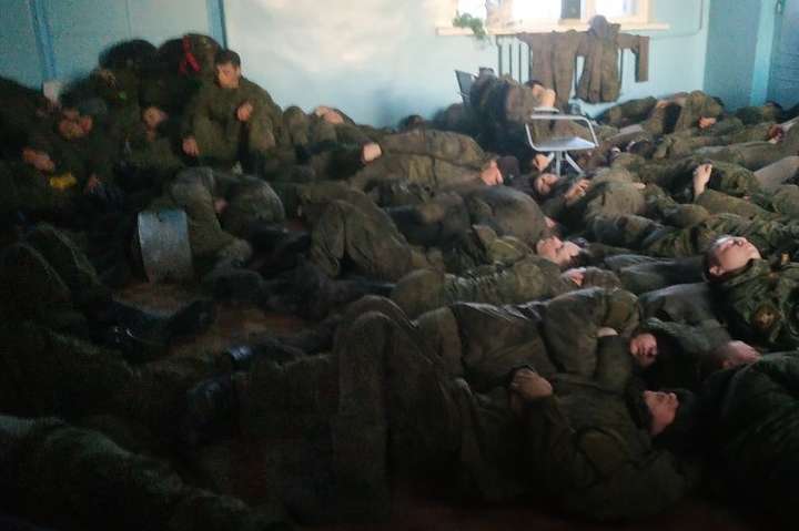 Російські військові сплять на підлозі в очікуванні ймовірного наступу на Україну - Російська армія кинула сотню солдатів без харчів та води біля українського кордону (фото)
