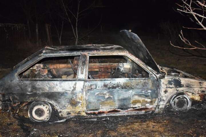 На Вінниччині невідомі вкрали авто, а коли покатались – спалили його 