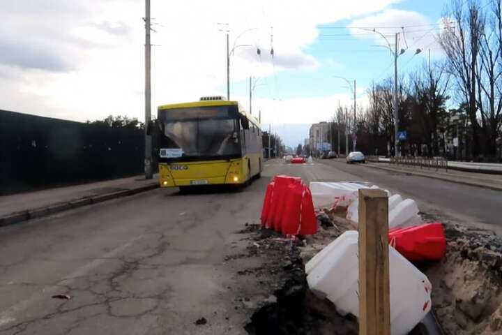 У Києві посеред дороги утворилась величезна яма в асфальті (фото)