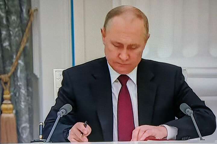 Путін доручив офіційно ввести війська в &laquo;Л/ДНР&raquo; для &laquo;підтримання миру&raquo; - Путін дав добро на введення військ в Україну: опубліковано укази