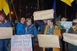 Львів'яни після погроз Путіна прийшли до консульства Росії