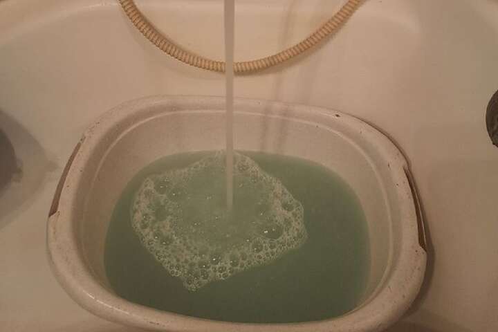 Жителі Фастова наполохані: із кранів тече зелена вода (фото) 