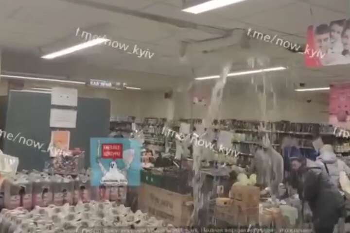 На столичних Нивках водоспад зі стелі затопив супермаркет АТБ (відео) 