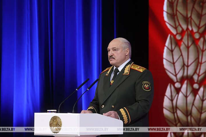 Лукашенко, якому перекрили торгові шляхи, пропонує миритися з Україною