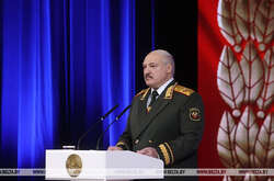 Лукашенко, якому перекрили торгові шляхи, пропонує миритися з Україною