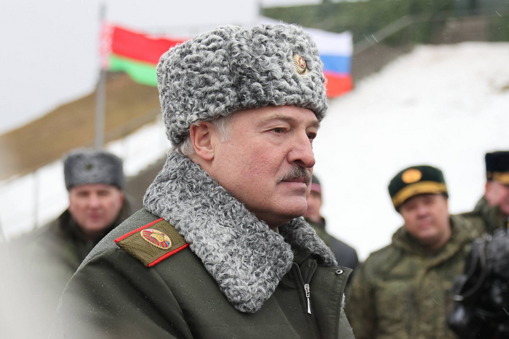 Лукашенко, которому перекрыли торговые пути, предлагает мириться с Украиной