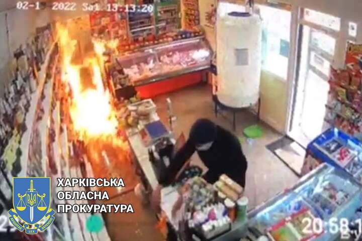У Харкові чоловік спробував підпалити жінку в магазині (відео)