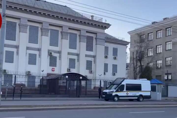 Поліція взяла під посилену охорону посольство Росії в Києві