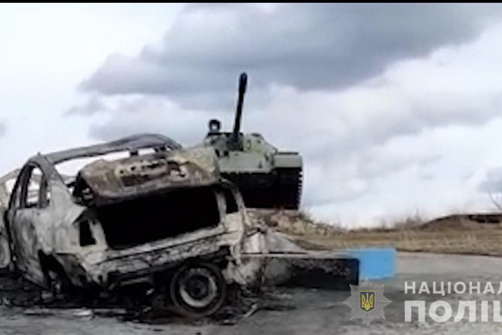 На Київщині авто наїхало на «Вічний вогонь» і згоріло (фото)