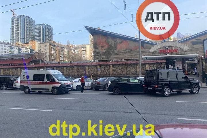 У Києві зіткнулися дві елітні іномарки: є постраждалі (фото) 