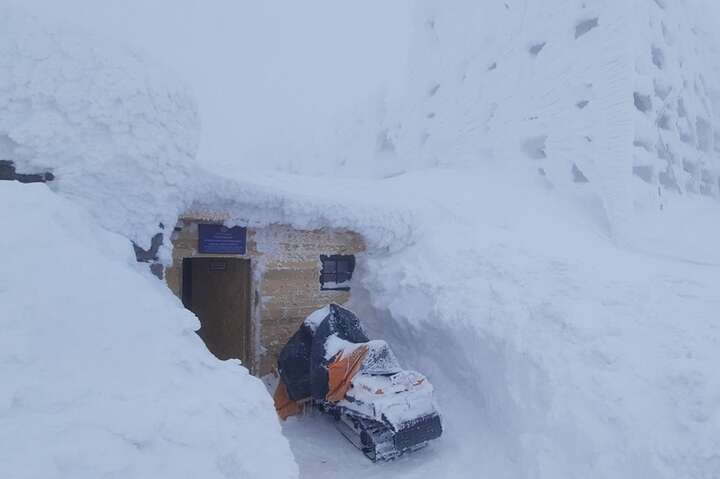Зима в Карпатах. Туристов просят пройти регистрацию у спасателей (видео)