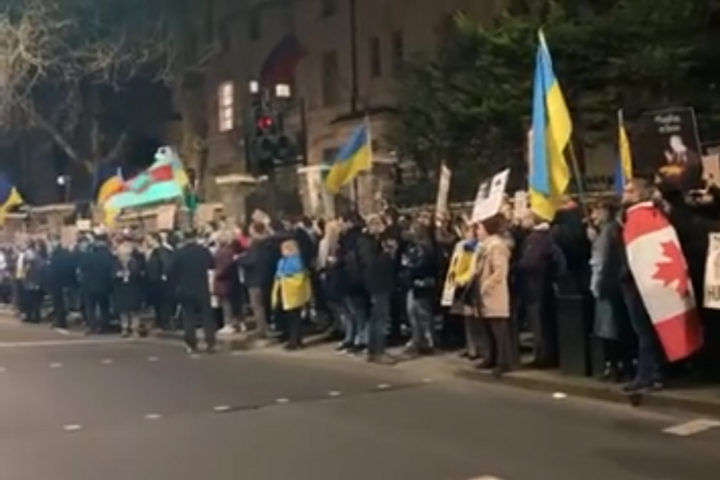 Лондон співає відому пісню про Путіна. Відео з акції на підтримку України (відео)