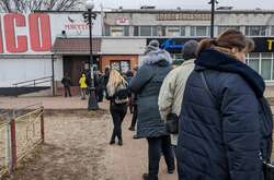  Кияни кинулися знімати готівку і робити запаси продуктів та ліків 