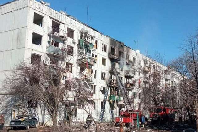Російські окупанти обстріляли багатоповерхівку на Харківщині, загинула дитина 