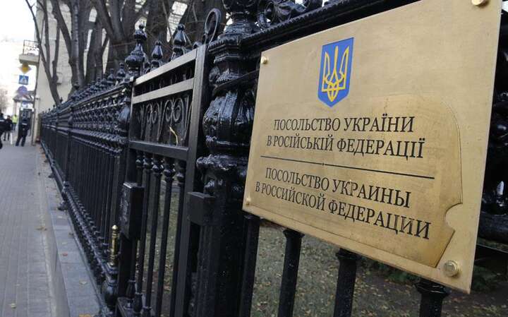 Україна розпочала евакуацію дипломатів з Москви