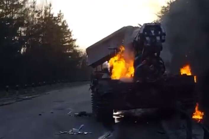 Чернігівщина: місцеві витягли ворожих танкістів та підпалили бронетехніку (відео)