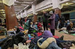 Харків’яни сховалися у метро від обстрілів російських військ (фото)