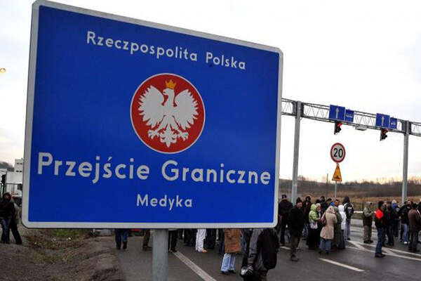 Польща розгорнула дев’ять пунктів прийому біженців біля кордону з Україною
