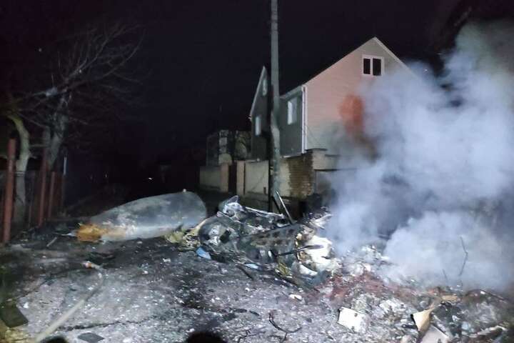 На будинок у Києві впали фрагменти літака (фото)