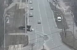 Російські окупанти у Києві танком переїхали автомобіль з людьми (18+)