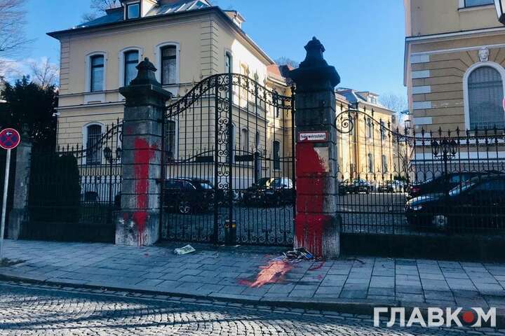 Їхні руки в крові: російське консульство в Мюнхені облили червоною фарбою
