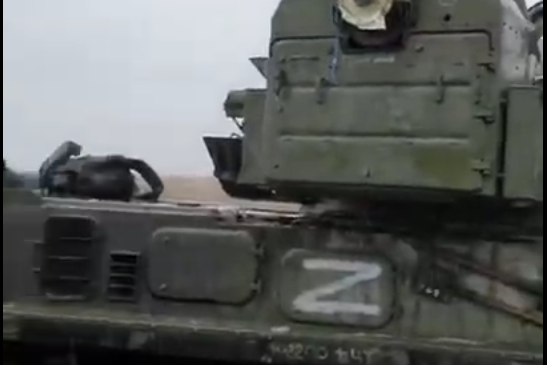 Російські окупанти кидають техніку і тікають (відео)